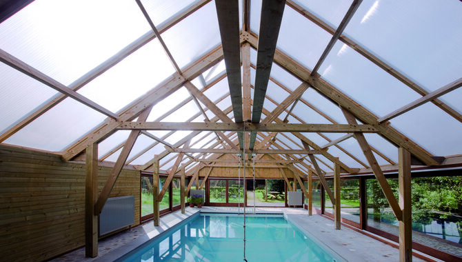 overkapping-zwembad-puntdak-kanaalplaten-polyc arbonaat-16mm-980cmbreed