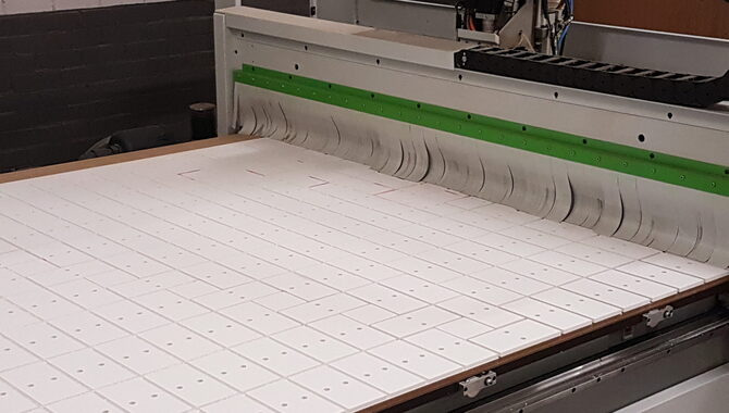 pvc-schuimplaten-cnc-frezen-vulplaatje-gaten-8mm